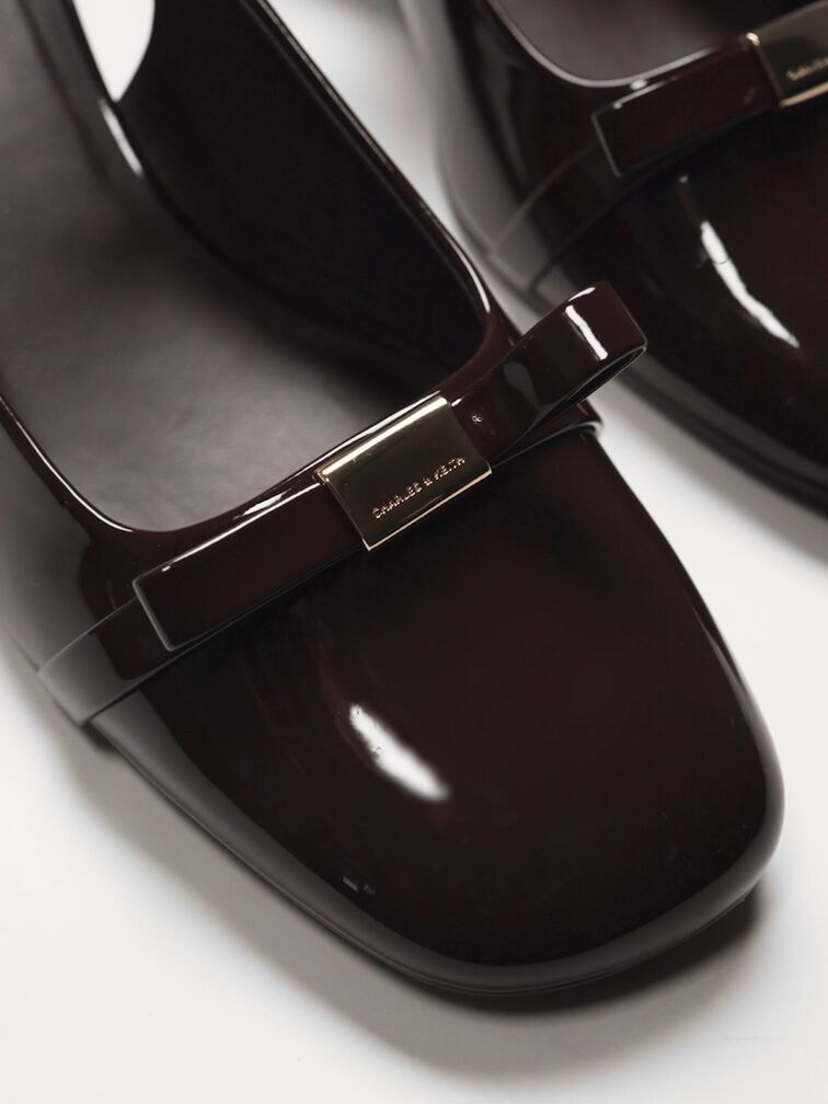حذاء كعب عريض لامع بحزام خلفي وفيونكة, بني داكن, hi-res
