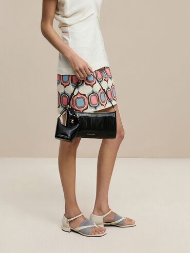 حقيبة كتف أوغستين بملمس فاخر مستوحى من جلد ثعبان البحر مع تفاصيل فنية منحوتة, أسود, hi-res