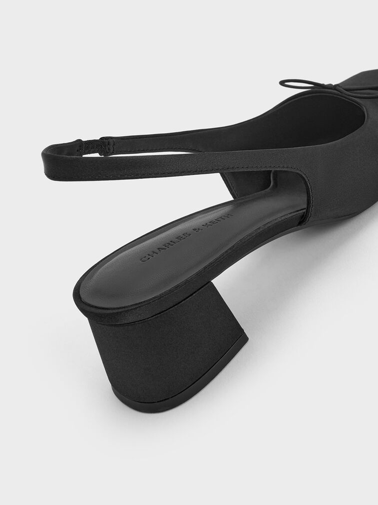 حذاء بامب ساديرا مفتوح من الخلف بمقدمة مربعة مزين بفيونكة من الساتان ومزود بحزام خلفي, أسود خشن, hi-res