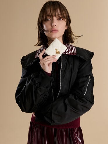 محفظة آرييتي مبطنة بتطريز مزودة بقطعة جمالية على شكل قلب وفيونكة، وغطاء علوي منحني., كريمي, hi-res