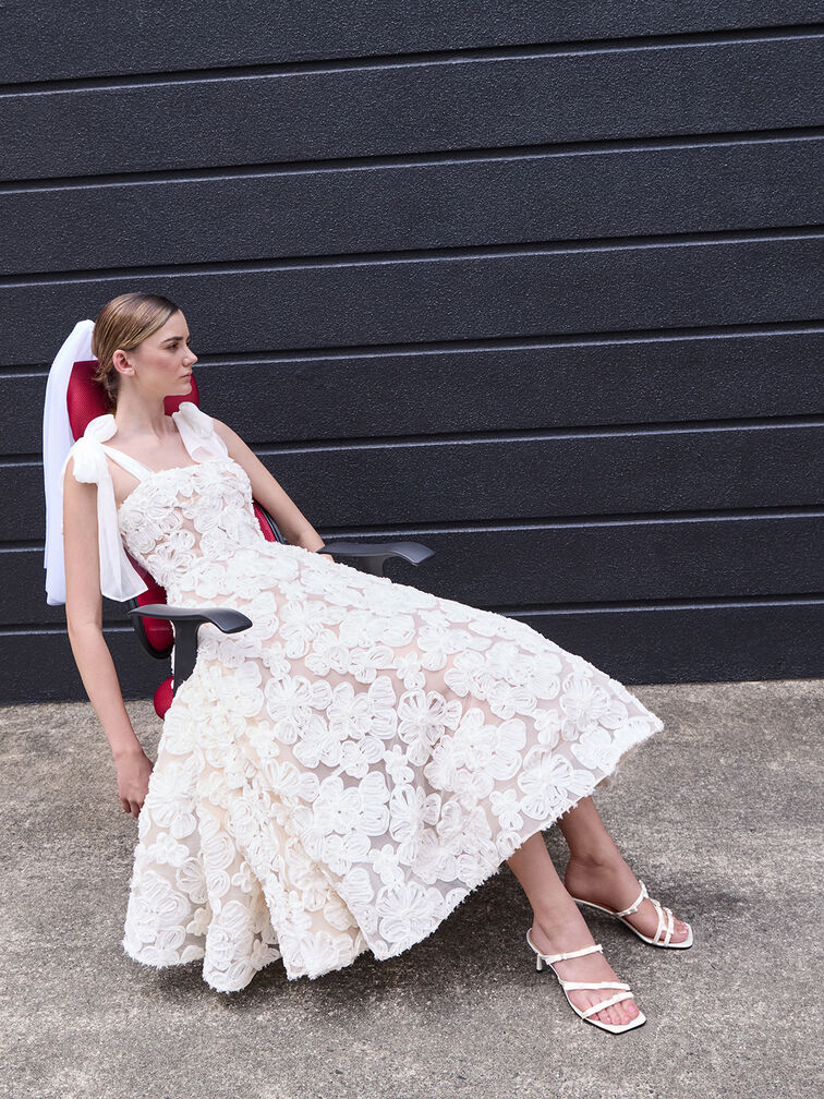 صندل جيسي بكعب مزين بفيونكة من البوليستر المعاد تدويره, أبيض, hi-res