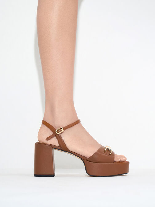 صندل "ليزلي" بكعب عريض وسير خلفي ولمسات معدنية, كونياكي, hi-res