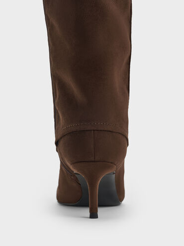 بوت برقبة عالية من شامواه صناعي بكعب ستيليتو ومقدمة مدببة, بني محبّب غامق, hi-res
