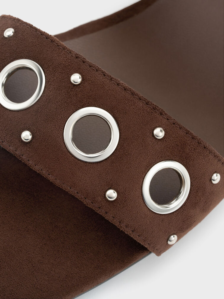 سلايدز من الجلد المدبوغ الصناعي مزودة بحلقات معدنية وإبزيم, بني محبّب غامق, hi-res