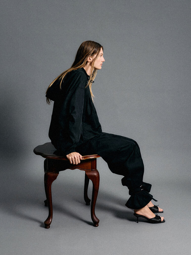 ميولز ساديرا من الساتان بكعب عالٍ وفيونكة مكشكشة, أسود خشن, hi-res