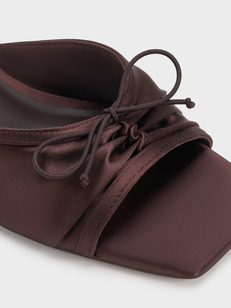 ميولز ساديرا من الساتان بكعب عالٍ وفيونكة مكشكشة, بني داكن, hi-res