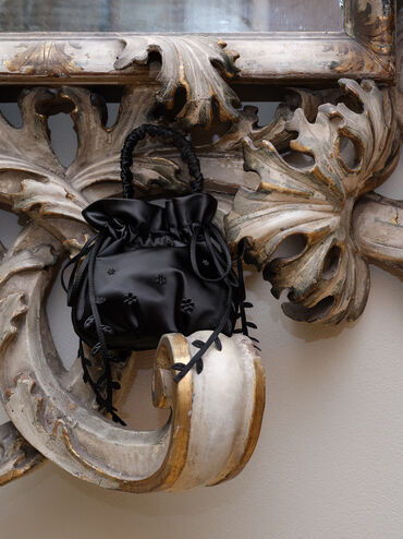 حقيبة دلو من الساتان بنقشة الزهور والكرمة من مابيل, أسود كلاسيكي, hi-res