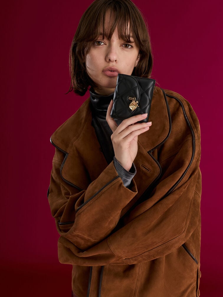 محفظة آرييتي مبطنة بتطريز مزودة بقطعة جمالية على شكل قلب وفيونكة، وغطاء علوي منحني., أسود, hi-res