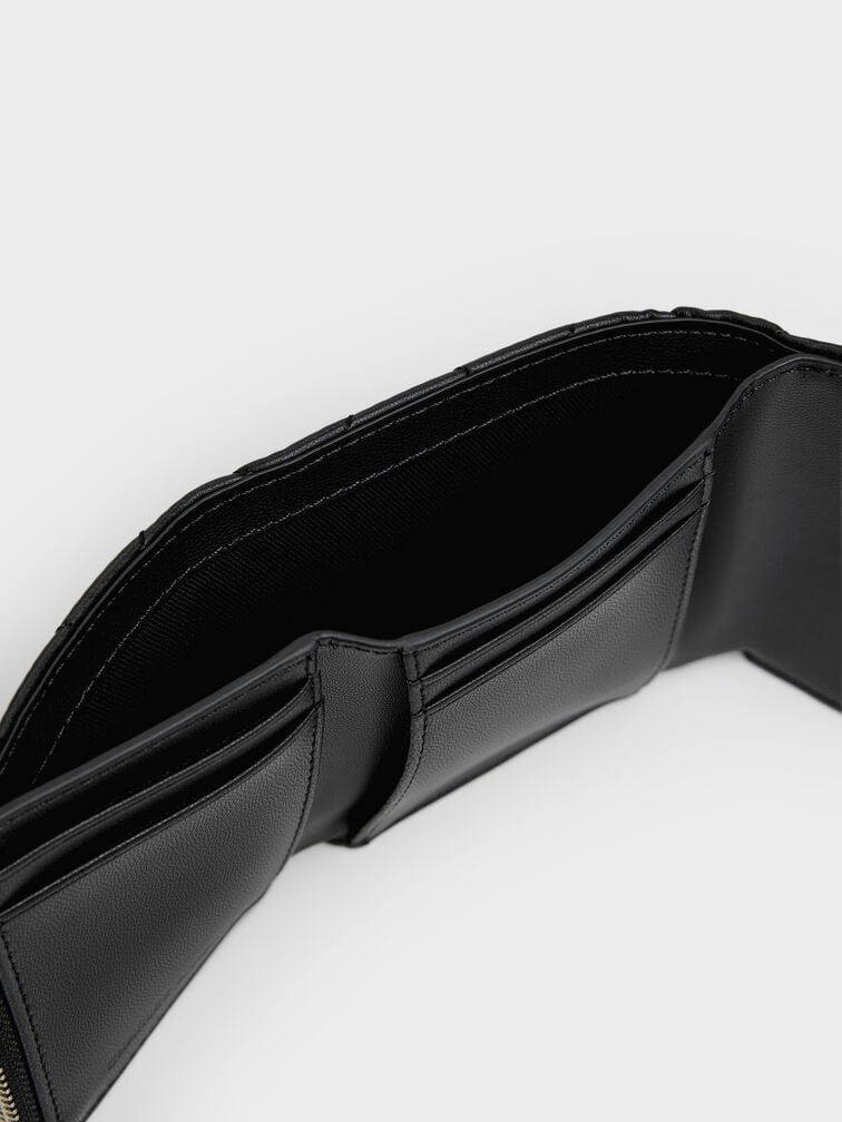 محفظة آرييتي مبطنة بتطريز مزودة بقطعة جمالية على شكل قلب وفيونكة، وغطاء علوي منحني., أسود, hi-res