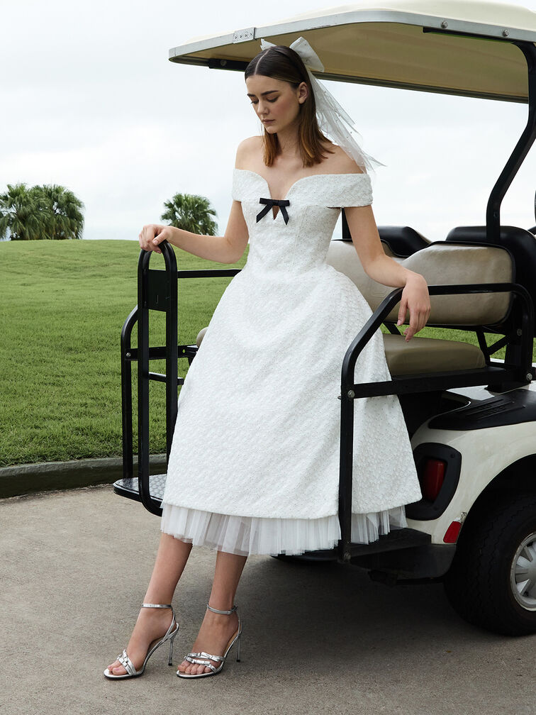 صندل جيسي من الجلد بكعب ستيليتو وحزام حول الكاحل ومظهر معدني مزين بفيونكة, فضي, hi-res