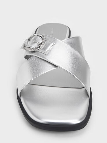 صندل بحزام متقاطع بلمسة معدنية ومزين بإبزيم كريستالي, فضي, hi-res