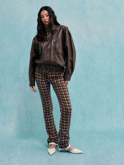 حذاء مفتوح بكعب عالٍ مزود بإبزيم وحزام من الجلد اللامع, زبدي, hi-res