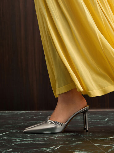 حذاء ميولز بكعب ومقدّمة مدبّبة مزيّنة بلمسات معدنية وكريستالات, فضي, hi-res