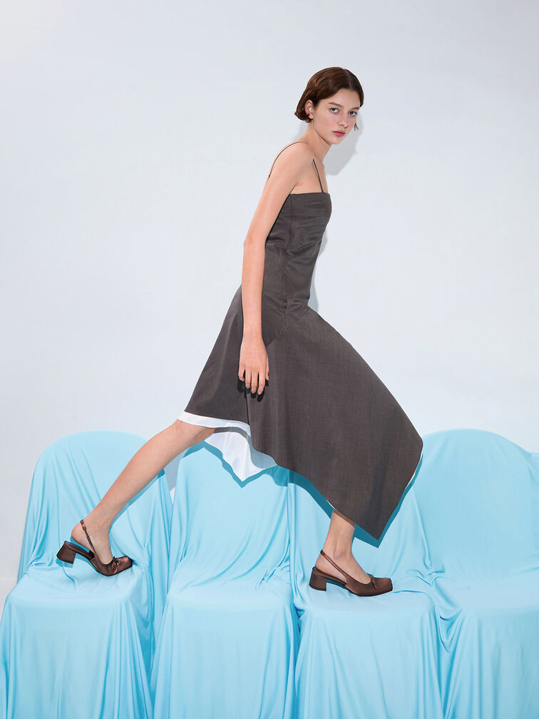 حذاء بامب ساديرا من الساتان بكعب عالٍ مفتوح من الخلف ومقدمة مربعة، مزين بفيونكة وحزام خلفي, بني داكن, hi-res