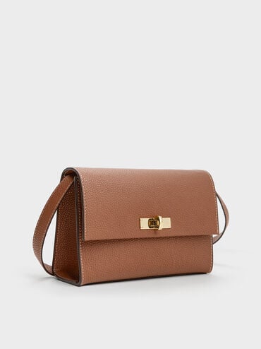 حقيبة كروس بودي تشانس بقفل دوار من الجلد المعاد تدويره, شوكولاتي, hi-res