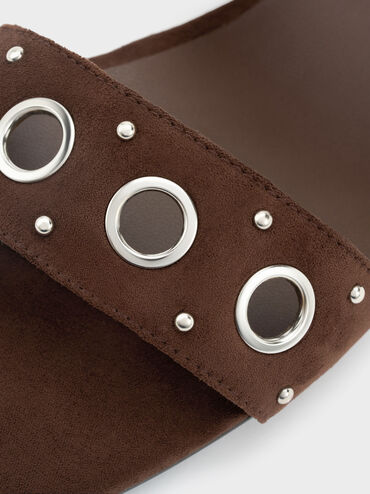سلايدز من الجلد المدبوغ الصناعي مزودة بحلقات معدنية وإبزيم, بني محبّب غامق, hi-res