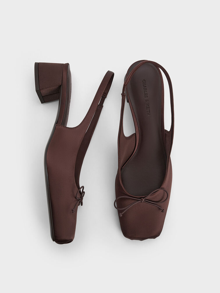 حذاء بامب ساديرا من الساتان بكعب عالٍ مفتوح من الخلف ومقدمة مربعة، مزين بفيونكة وحزام خلفي, بني داكن, hi-res