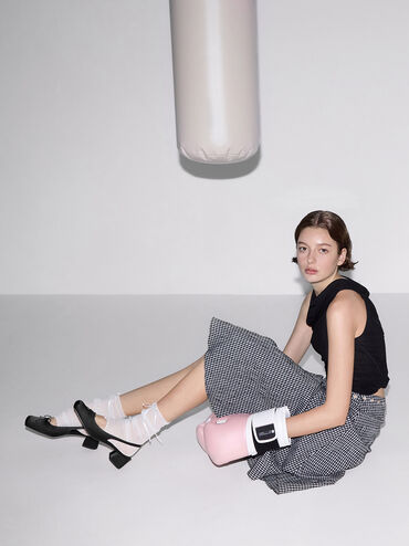 حذاء بامب ساديرا مفتوح من الخلف بمقدمة مربعة مزين بفيونكة من الساتان ومزود بحزام خلفي, أسود خشن, hi-res