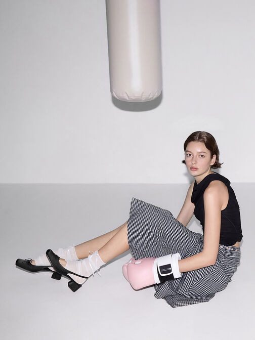 حذاء بامب ساديرا مفتوح من الخلف بمقدمة مربعة مزين بفيونكة من الساتان ومزود بحزام خلفي, أسود خشن, hi-res