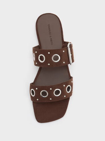 سلايدز من الجلد المدبوغ الصناعي مزودة بحلقات معدنية وإبزيم, بني محبّب غامق, hi-res