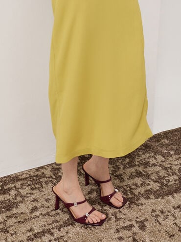 صندل بكعب مزين بمشبك مرصع بحجر لامع وبشريط مزدوج من جلد لامع, برغندي, hi-res