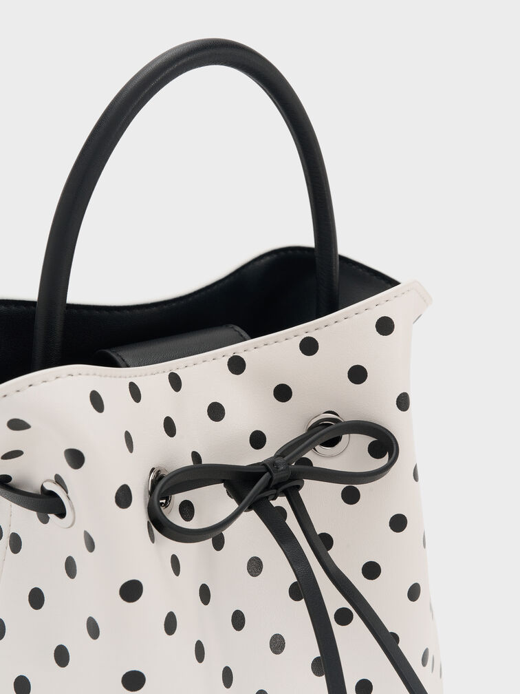 حقيبة باكيت هازل بفيونكة ونقشة منقطة, كريمي, hi-res