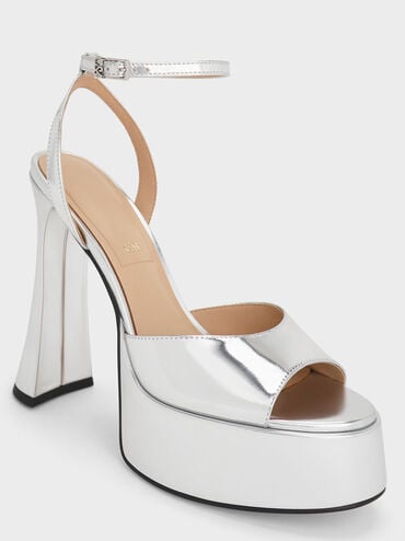 صندل ميشيل من الجلد اللامع بنعل مرتفع ولون معدني, فضي, hi-res