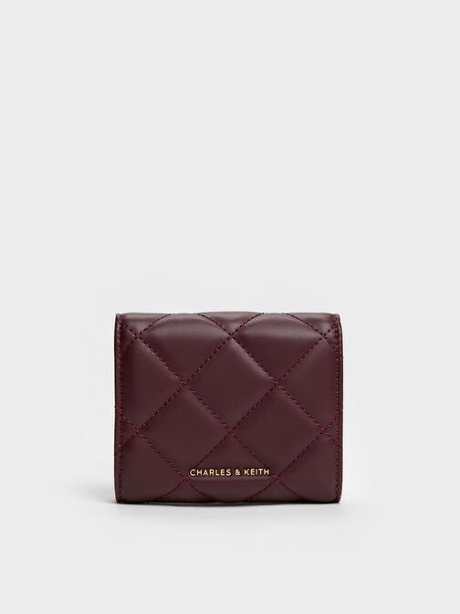 محفظة آرييتي مبطنة بتطريز مزودة بقطعة جمالية على شكل قلب وفيونكة، وغطاء علوي منحني., أحمر توتي فاخر, hi-res