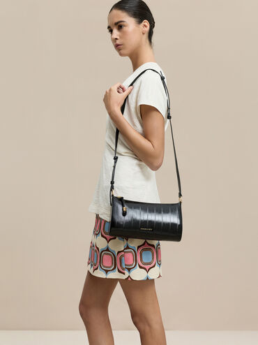 حقيبة كتف أوغستين بملمس فاخر مستوحى من جلد ثعبان البحر مع تفاصيل فنية منحوتة, أسود, hi-res