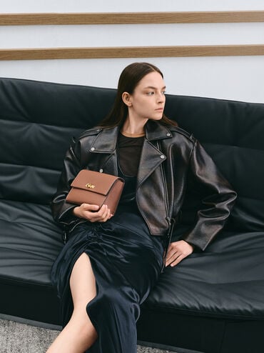 حقيبة كروس بودي تشانس بقفل دوار من الجلد المعاد تدويره, شوكولاتي, hi-res