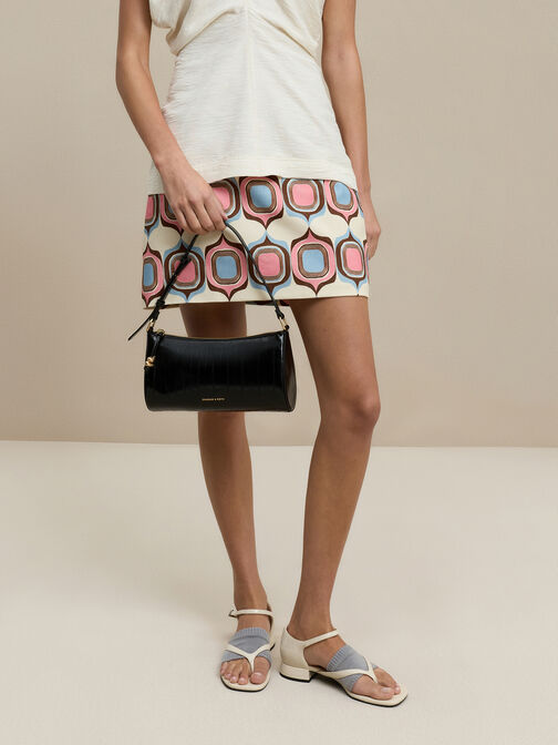 حقيبة كتف أوغستين بملمس فاخر مستوحى من جلد ثعبان البحر مع تفاصيل فنية منحوتة, أسود, hi-res