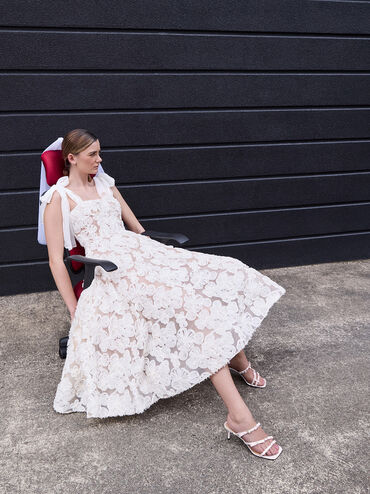 صندل جيسي بكعب مزين بفيونكة من البوليستر المعاد تدويره, أبيض, hi-res