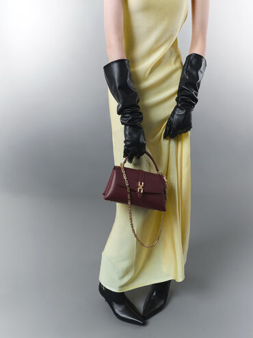 شنطة يد أدالين بمشبك معدني وحزام سلسلة, أحمر توتي فاخر, hi-res