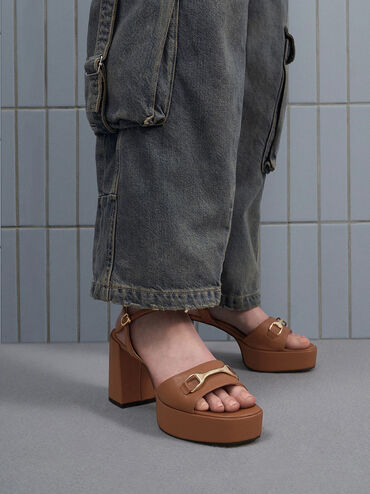 صندل "ليزلي" بكعب عريض وسير خلفي ولمسات معدنية, كونياكي, hi-res