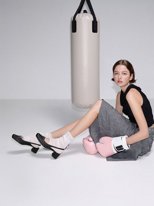 حذاء بامب ساديرا مفتوح من الخلف بمقدمة مربعة مزين بفيونكة من الساتان ومزود بحزام خلفي, أسود خشن, hi-res