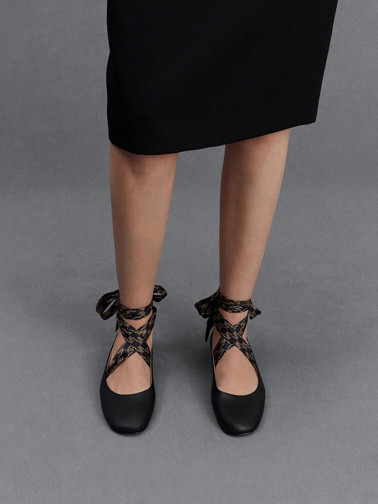 حذاء باليرينا جلد مع أربطة حول الساق ونقشة المونوغرام, أسود, hi-res