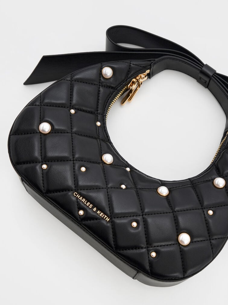 حقيبة هلالية جيني مبطنة مزينة باللؤلؤ بمقبض على شكل فيونكة, أسود, hi-res