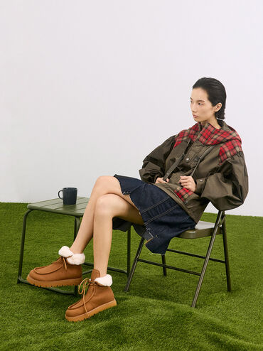 حذاء بوت للكاحل مبطن بالفرو وبنعل مضلع, بني, hi-res