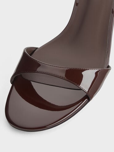 صندل بحزام كاحل بكعب مربع جلد صناعي لامع, بني داكن, hi-res