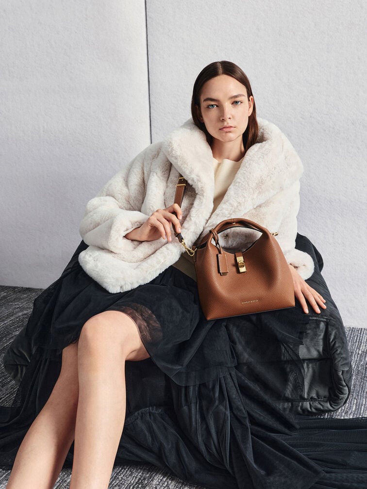 حقيبة باكت (دلو) تشانس بقفل دوار من الجلد المعاد تدويره, شوكولاتي, hi-res