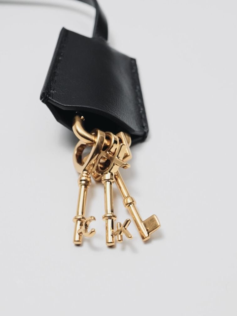 حقيبة كروس بودي كيري بحجم ميني ومقبض على شكل سلسلة, أسود, hi-res