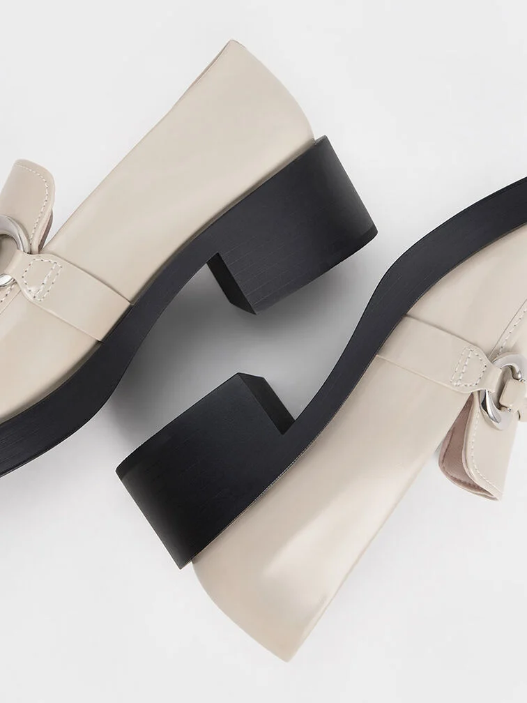 ذاء لوفر نسائي كاتلايا بكعب بلون الطباشير ولمسة معدنية أنيقة– تشارلز آند كيث