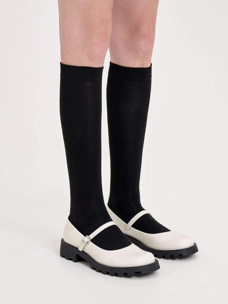 حذاء ماري جين أبيض بمقدّمة مربعة بزوايا دائرية